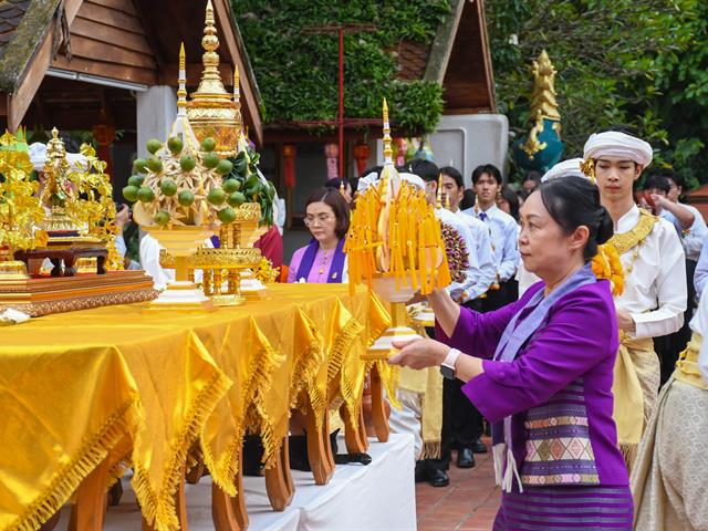 School of Education continued the 10th clothing parade tradition of Phra That Chom Thong Robe Procession in 2025