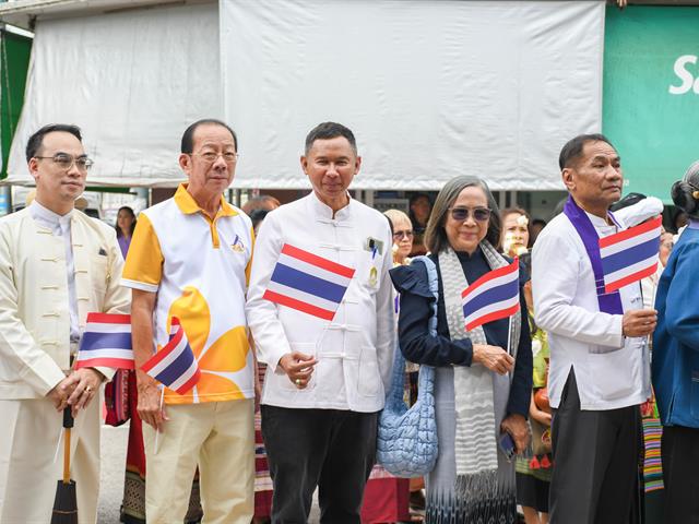 School of Education continued the 10th clothing parade tradition of Phra That Chom Thong Robe Procession in 2025