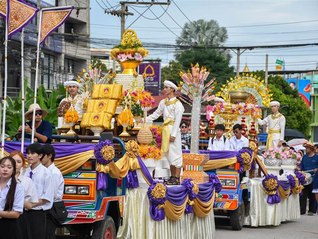 School of Education continued the 10th clothing parade tradition of Phra That Chom Thong Robe Procession in 2025