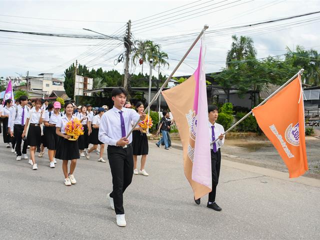 School of Education continued the 10th clothing parade tradition of Phra That Chom Thong Robe Procession in 2025