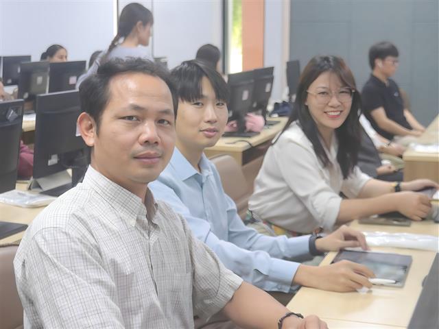 สาขาวิชาภาษาจีน คณะศิลปศาสตร์ ให้การต้อนรับบริษัท E-Optolink (ประเทศไทย)