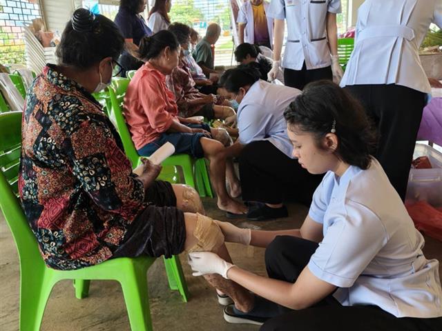 คณะสาธารณสุขศาสตร์ หลักสูตรการแพทย์แผนไทยประยุกต์ ร่วมกับ คณะแพทยศาสตร์ โรงพยาบาลมหาวิทยาลัยพะเยา ดำเนินโครงการ ส่งเสริมความรู้ด้านสุขภาพผู้สูงอายุ และผู้ดูแลในชุมชน 