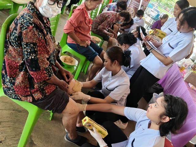 คณะสาธารณสุขศาสตร์ หลักสูตรการแพทย์แผนไทยประยุกต์ ร่วมกับ คณะแพทยศาสตร์ โรงพยาบาลมหาวิทยาลัยพะเยา ดำเนินโครงการ ส่งเสริมความรู้ด้านสุขภาพผู้สูงอายุ และผู้ดูแลในชุมชน 