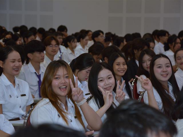 คณะพยาบาลศาสตร์เข้ารับมอบเกียรติบัตร “นิสิตเกียรติยศ” ประจำปีการศึกษา 2567
