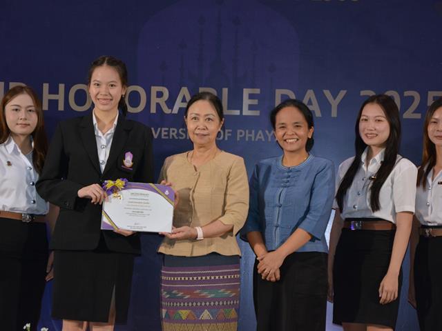คณะพยาบาลศาสตร์เข้ารับมอบเกียรติบัตร “นิสิตเกียรติยศ” ประจำปีการศึกษา 2567