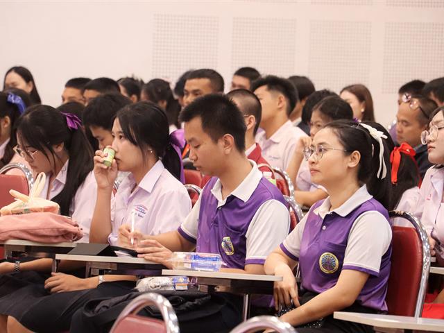 คณะรัฐศาสตร์และสังคมศาสตร์ 