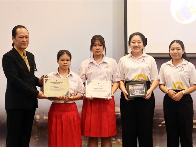 คณะรัฐศาสตร์และสังคมศาสตร์ 