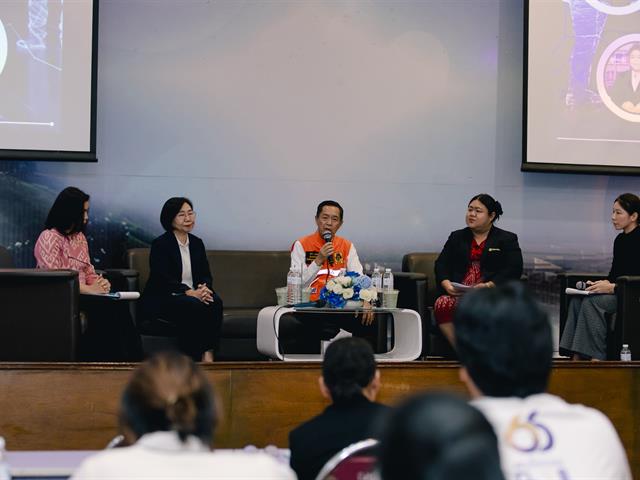 คณะรัฐศาสตร์และสังคมศาสตร์ 