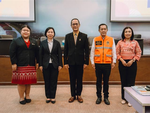 คณะรัฐศาสตร์และสังคมศาสตร์ 
