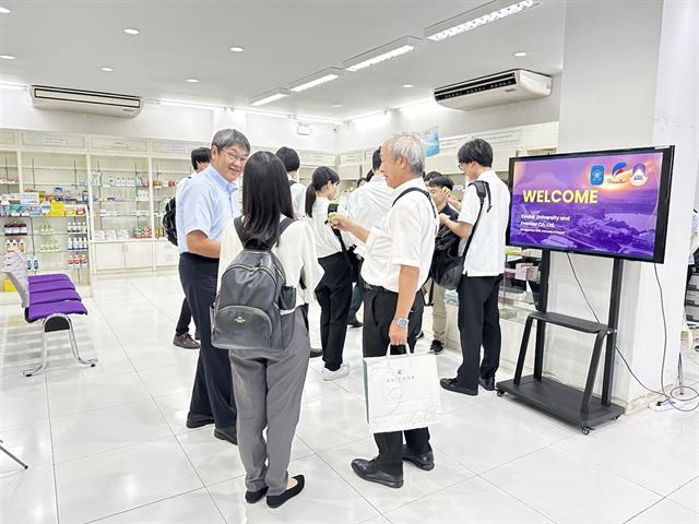 คณะผู้บริหาร Kindai University และบรัษัท Frontier Co., Ltd. เข้าเยี่ยมชมสถานปฏิบัติการเภสัชกรรมชุมชนฯ