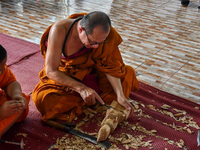 วิทยาลัยการศึกษา ดำเนินโครงการอนุรักษ์และสืบสานภูมิปัญญาท้องถิ่นเพื่อการพัฒนาชุมชน การเผยแพร่ภูมิปัญญาล้านนา “การแกะสลักพระเจ้าไม้” วัดบุญฮอม