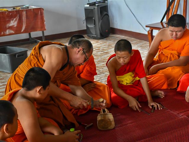วิทยาลัยการศึกษา ดำเนินโครงการอนุรักษ์และสืบสานภูมิปัญญาท้องถิ่นเพื่อการพัฒนาชุมชน การเผยแพร่ภูมิปัญญาล้านนา “การแกะสลักพระเจ้าไม้” วัดบุญฮอม