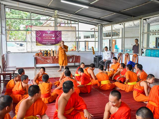 วิทยาลัยการศึกษา ดำเนินโครงการอนุรักษ์และสืบสานภูมิปัญญาท้องถิ่นเพื่อการพัฒนาชุมชน การเผยแพร่ภูมิปัญญาล้านนา “การแกะสลักพระเจ้าไม้” วัดบุญฮอม