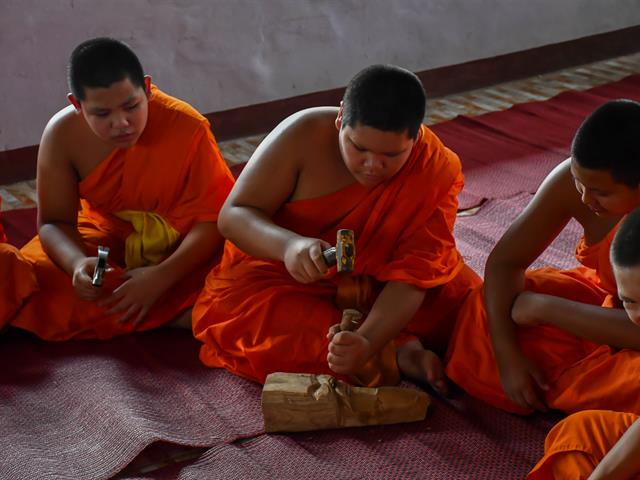 วิทยาลัยการศึกษา ดำเนินโครงการอนุรักษ์และสืบสานภูมิปัญญาท้องถิ่นเพื่อการพัฒนาชุมชน การเผยแพร่ภูมิปัญญาล้านนา “การแกะสลักพระเจ้าไม้” วัดบุญฮอม