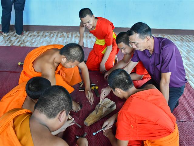 วิทยาลัยการศึกษา ดำเนินโครงการอนุรักษ์และสืบสานภูมิปัญญาท้องถิ่นเพื่อการพัฒนาชุมชน การเผยแพร่ภูมิปัญญาล้านนา “การแกะสลักพระเจ้าไม้” วัดบุญฮอม