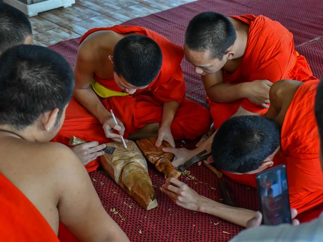 วิทยาลัยการศึกษา ดำเนินโครงการอนุรักษ์และสืบสานภูมิปัญญาท้องถิ่นเพื่อการพัฒนาชุมชน การเผยแพร่ภูมิปัญญาล้านนา “การแกะสลักพระเจ้าไม้” วัดบุญฮอม