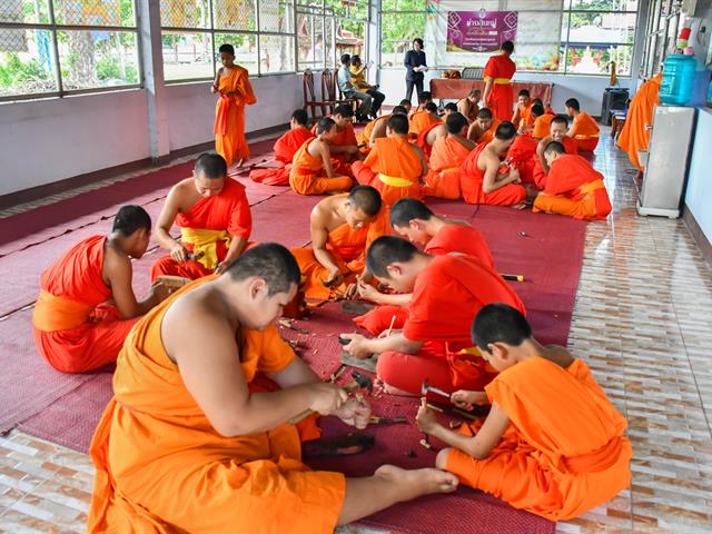 วิทยาลัยการศึกษา ดำเนินโครงการอนุรักษ์และสืบสานภูมิปัญญาท้องถิ่นเพื่อการพัฒนาชุมชน การเผยแพร่ภูมิปัญญาล้านนา “การแกะสลักพระเจ้าไม้” วัดบุญฮอม