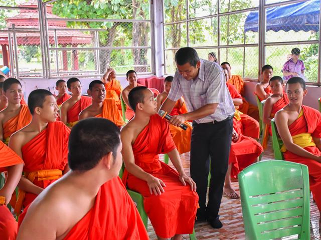 วิทยาลัยการศึกษา ดำเนินโครงการอนุรักษ์และสืบสานภูมิปัญญาท้องถิ่นเพื่อการพัฒนาชุมชน การเผยแพร่ภูมิปัญญาล้านนา “การแกะสลักพระเจ้าไม้” วัดบุญฮอม