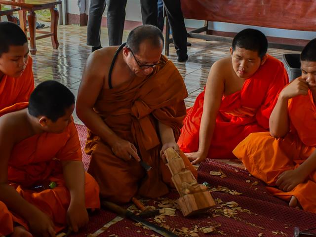 วิทยาลัยการศึกษา ดำเนินโครงการอนุรักษ์และสืบสานภูมิปัญญาท้องถิ่นเพื่อการพัฒนาชุมชน การเผยแพร่ภูมิปัญญาล้านนา “การแกะสลักพระเจ้าไม้” วัดบุญฮอม