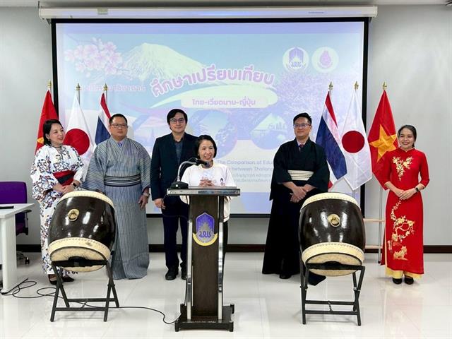 แสดงนิทรรศการผลงานการศึกษาดูงานต่างประเทศ ณ วิทยาเขตเชียงราย 