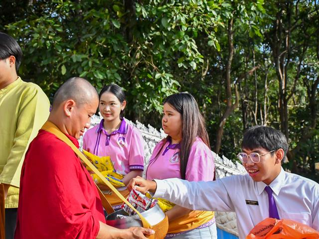วิทยาลัยการศึกษา เข้าร่วมกิจกรรมประเพณีตักบาตรเทโวโรหณะ ประจำปี 2568