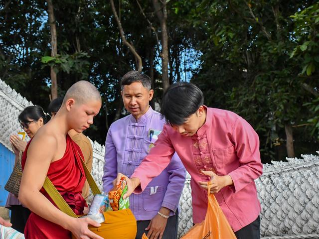 วิทยาลัยการศึกษา เข้าร่วมกิจกรรมประเพณีตักบาตรเทโวโรหณะ ประจำปี 2568