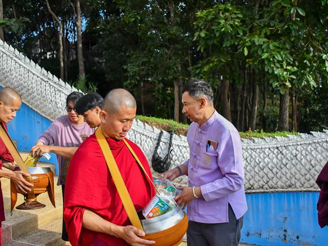 วิทยาลัยการศึกษา เข้าร่วมกิจกรรมประเพณีตักบาตรเทโวโรหณะ ประจำปี 2568