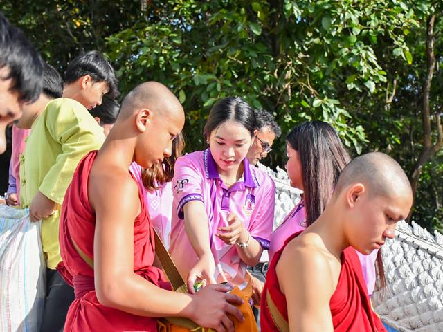 วิทยาลัยการศึกษา เข้าร่วมกิจกรรมประเพณีตักบาตรเทโวโรหณะ ประจำปี 2568