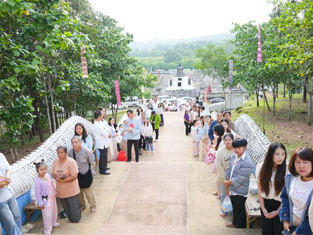 มหาวิทยาลัยพะเยา สืบสานประเพณีตักบาตรเทโวโรหณะ ประจำปี 2568