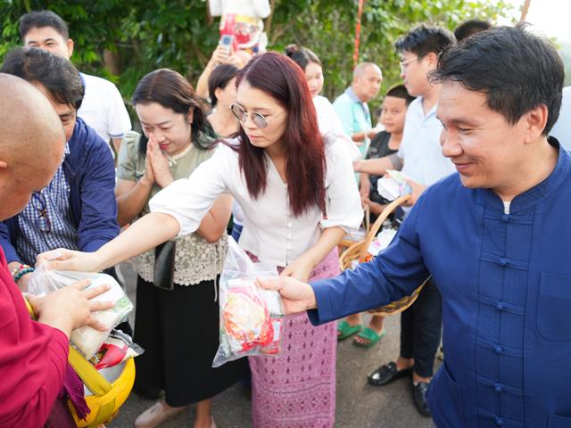 มหาวิทยาลัยพะเยา สืบสานประเพณีตักบาตรเทโวโรหณะ ประจำปี 2568