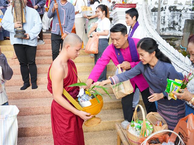 มหาวิทยาลัยพะเยา สืบสานประเพณีตักบาตรเทโวโรหณะ ประจำปี 2568