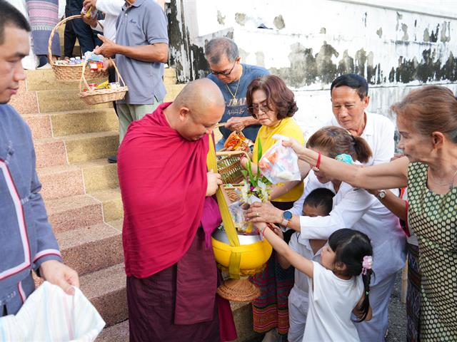 มหาวิทยาลัยพะเยา สืบสานประเพณีตักบาตรเทโวโรหณะ ประจำปี 2568