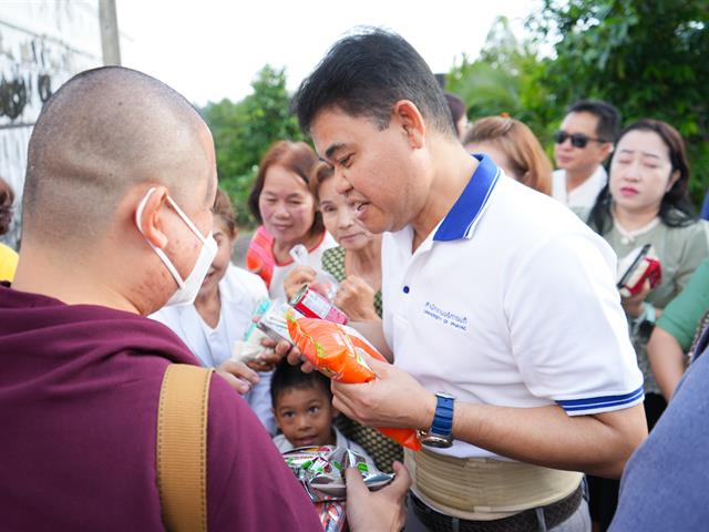 มหาวิทยาลัยพะเยา สืบสานประเพณีตักบาตรเทโวโรหณะ ประจำปี 2568