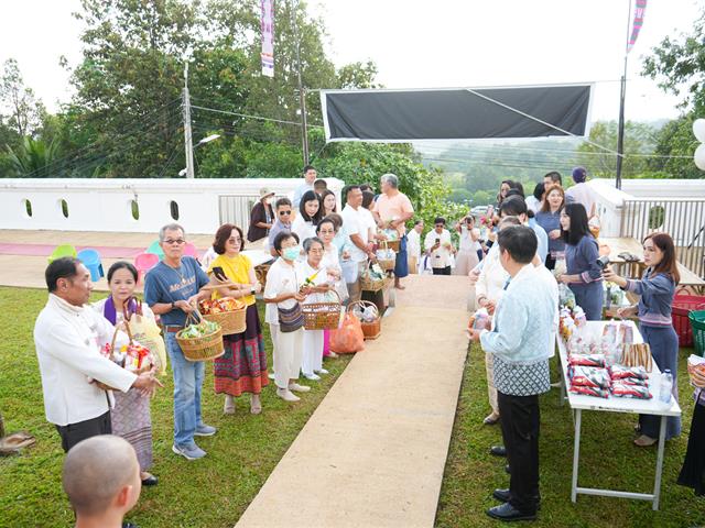 มหาวิทยาลัยพะเยา สืบสานประเพณีตักบาตรเทโวโรหณะ ประจำปี 2568