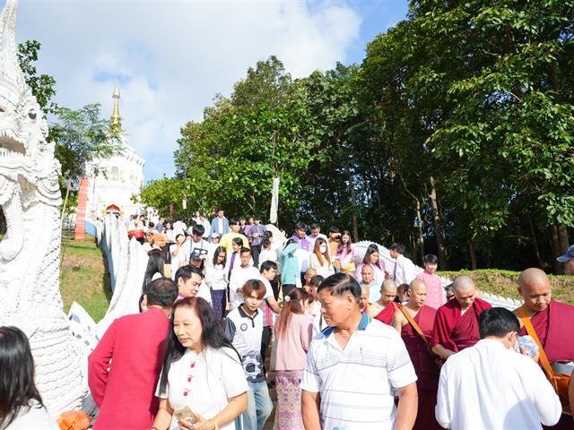 มหาวิทยาลัยพะเยา สืบสานประเพณีตักบาตรเทโวโรหณะ ประจำปี 2568