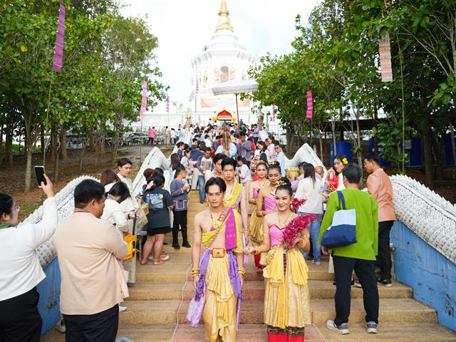 มหาวิทยาลัยพะเยา สืบสานประเพณีตักบาตรเทโวโรหณะ ประจำปี 2568