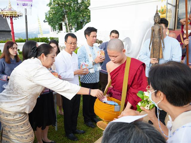 มหาวิทยาลัยพะเยา สืบสานประเพณีตักบาตรเทโวโรหณะ ประจำปี 2568