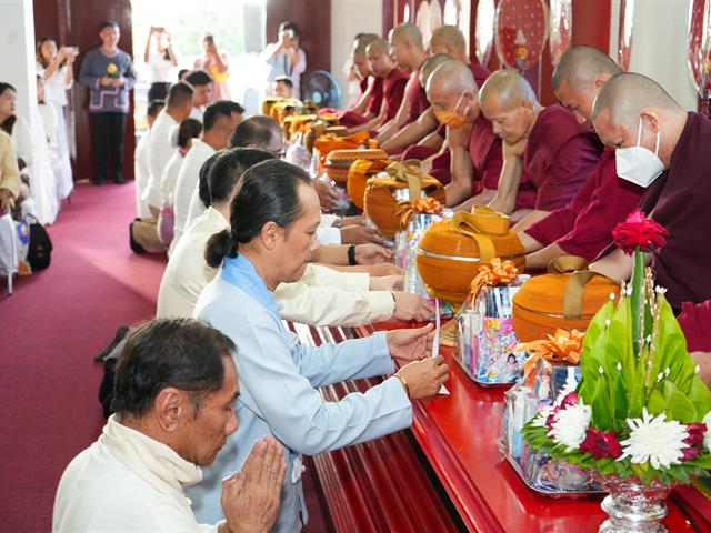 มหาวิทยาลัยพะเยา สืบสานประเพณีตักบาตรเทโวโรหณะ ประจำปี 2568