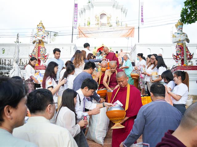 มหาวิทยาลัยพะเยา สืบสานประเพณีตักบาตรเทโวโรหณะ ประจำปี 2568