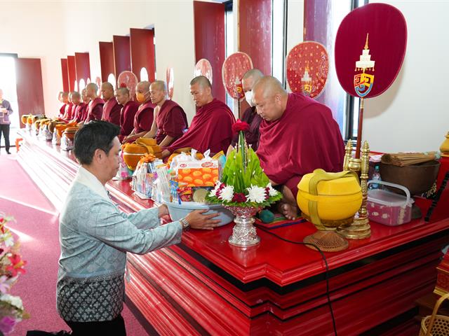 มหาวิทยาลัยพะเยา สืบสานประเพณีตักบาตรเทโวโรหณะ ประจำปี 2568