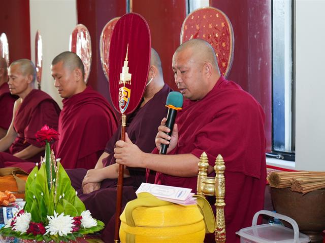 มหาวิทยาลัยพะเยา สืบสานประเพณีตักบาตรเทโวโรหณะ ประจำปี 2568