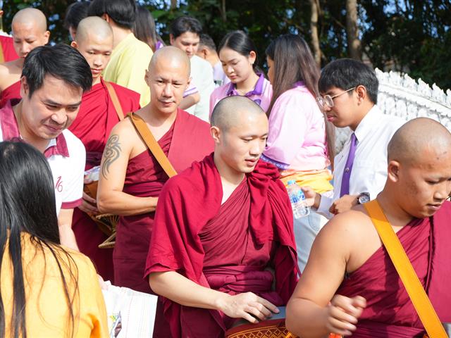 มหาวิทยาลัยพะเยา สืบสานประเพณีตักบาตรเทโวโรหณะ ประจำปี 2568