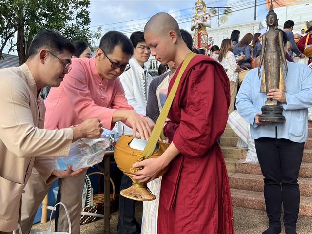 คณะศิลปศาสตร์เข้าร่วมประเพณีตักบาตรเทโวโรหณะ ประจำปี 2568 ประเพณีตานต้อด