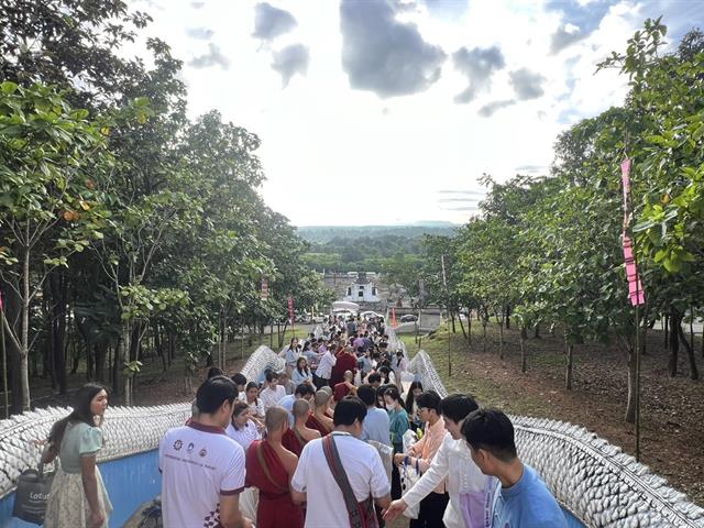 คณะศิลปศาสตร์เข้าร่วมประเพณีตักบาตรเทโวโรหณะ ประจำปี 2568 ประเพณีตานต้อด