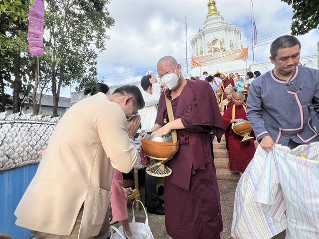 คณะศิลปศาสตร์เข้าร่วมประเพณีตักบาตรเทโวโรหณะ ประจำปี 2568 ประเพณีตานต้อด