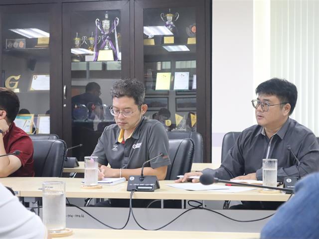 เมื่อวันที่ 1 ตุลาคม 2568 ที่ผ่านมา ศูนย์วิจัยและบริการวิชาการวิศวกรรม (RACE) คณะวิศวกรรมศาสตร์ มหาวิทยาลัยพะเยา นำโดย ผู้ช่วยศาสตราจารย์ ดร.เอราวิล ถาวร รองคณบดีฝ่ายวิจัยและบริการวิชาการ และ ผู้ช่วยศาสตราจารย์ ดร.นัทธิ์ธนนท์ พงษ์พานิช รองคณบดีฝ่ายกิจการนิสิตและพัฒนาความร่วมมืออุตสาหกรรม พร้อมด้วยคณาจารย์และครูปฏิบัติการ เข้าร่วมหารือกับ สำนักงานพัฒนาฝีมือแรงงานพะเยา นำโดย นายธวัช สถิรภัทรชัย ผู้อำนวยการสำนักงานพัฒนาฝีมือแรงงานพะเยา และทีมงาน เพื่อวางแผนความร่วมมือในการเปิดการอบรมและทดสอบมาตรฐานฝีมือแรงงาน ให้กับนิสิตและประชาชนทั่วไปในพื้นที่จังหวัดพะเยา โดยมีเป้าหมายเพื่อบูรณาการองค์ความรู้ทางวิศวกรรมเข้ากับมาตรฐานการพัฒนาฝีมือแรงงานระดับประเทศ โดยเฉพาะในสาขาที่เกี่ยวข้องกับเทคโนโลยีและอุตสาหกรรมสมัยใหม่ อันจะช่วยยกระดับสมรรถนะของแรงงานและเพิ่มโอกาสในการประกอบอาชีพให้กับนิสิตของคณะวิศวกรรมศาสตร์ รวมถึงแรงงานในชุมชนรอบมหาวิทยาลัย ซึ่งคณะวิศวกรรมศาสตร์ ได้แลกเปลี่ยนแนวคิดเพื่อพัฒนาแนวทางการจัดหลักสูตรอบรม การใช้ศักยภาพของห้องปฏิบัติการภายในคณะฯ เป็นพื้นที่จัดการทดสอบมาตรฐานฝีมือแรงงาน ตลอดจนการส่งเสริมการรับรองคุณวุฒิวิชาชีพ เพื่อเตรียมความพร้อมของกำลังแรงงานให้ตอบสนองต่อความต้องการของภาคอุตสาหกรรมในอนาคต ความร่วมมือในครั้งนี้นับเป็นอีกหนึ่งก้าวสำคัญของคณะวิศวกรรมศาสตร์ มหาวิทยาลัยพะเยา ในการขับเคลื่อนวิสัยทัศน์ที่ว่า คณะวิศวกรรมศาสตร์ มุ่งเป็นแหล่งเรียนรู้ชั้นนำทางวิศวกรรมเพื่ออุตสาหกรรมและชุมชนควบคู่กับการผลิตบัณฑิตที่มีความรู้ ความสามารถ และมีทักษะที่สอดคล้องกับมาตรฐานวิชาชีพระดับประเทศ