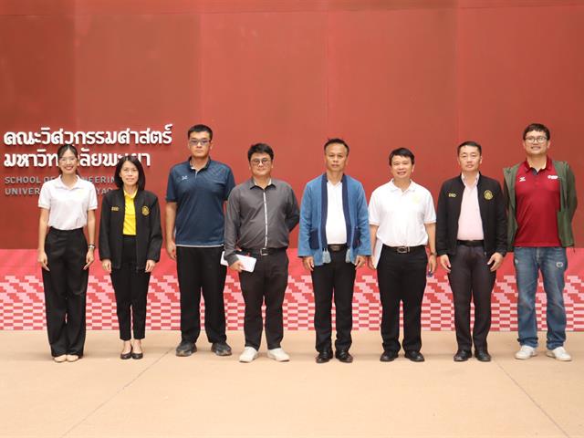 เมื่อวันที่ 1 ตุลาคม 2568 ที่ผ่านมา ศูนย์วิจัยและบริการวิชาการวิศวกรรม (RACE) คณะวิศวกรรมศาสตร์ มหาวิทยาลัยพะเยา นำโดย ผู้ช่วยศาสตราจารย์ ดร.เอราวิล ถาวร รองคณบดีฝ่ายวิจัยและบริการวิชาการ และ ผู้ช่วยศาสตราจารย์ ดร.นัทธิ์ธนนท์ พงษ์พานิช รองคณบดีฝ่ายกิจการนิสิตและพัฒนาความร่วมมืออุตสาหกรรม พร้อมด้วยคณาจารย์และครูปฏิบัติการ เข้าร่วมหารือกับ สำนักงานพัฒนาฝีมือแรงงานพะเยา นำโดย นายธวัช สถิรภัทรชัย ผู้อำนวยการสำนักงานพัฒนาฝีมือแรงงานพะเยา และทีมงาน เพื่อวางแผนความร่วมมือในการเปิดการอบรมและทดสอบมาตรฐานฝีมือแรงงาน ให้กับนิสิตและประชาชนทั่วไปในพื้นที่จังหวัดพะเยา โดยมีเป้าหมายเพื่อบูรณาการองค์ความรู้ทางวิศวกรรมเข้ากับมาตรฐานการพัฒนาฝีมือแรงงานระดับประเทศ โดยเฉพาะในสาขาที่เกี่ยวข้องกับเทคโนโลยีและอุตสาหกรรมสมัยใหม่ อันจะช่วยยกระดับสมรรถนะของแรงงานและเพิ่มโอกาสในการประกอบอาชีพให้กับนิสิตของคณะวิศวกรรมศาสตร์ รวมถึงแรงงานในชุมชนรอบมหาวิทยาลัย ซึ่งคณะวิศวกรรมศาสตร์ ได้แลกเปลี่ยนแนวคิดเพื่อพัฒนาแนวทางการจัดหลักสูตรอบรม การใช้ศักยภาพของห้องปฏิบัติการภายในคณะฯ เป็นพื้นที่จัดการทดสอบมาตรฐานฝีมือแรงงาน ตลอดจนการส่งเสริมการรับรองคุณวุฒิวิชาชีพ เพื่อเตรียมความพร้อมของกำลังแรงงานให้ตอบสนองต่อความต้องการของภาคอุตสาหกรรมในอนาคต ความร่วมมือในครั้งนี้นับเป็นอีกหนึ่งก้าวสำคัญของคณะวิศวกรรมศาสตร์ มหาวิทยาลัยพะเยา ในการขับเคลื่อนวิสัยทัศน์ที่ว่า คณะวิศวกรรมศาสตร์ มุ่งเป็นแหล่งเรียนรู้ชั้นนำทางวิศวกรรมเพื่ออุตสาหกรรมและชุมชนควบคู่กับการผลิตบัณฑิตที่มีความรู้ ความสามารถ และมีทักษะที่สอดคล้องกับมาตรฐานวิชาชีพระดับประเทศ