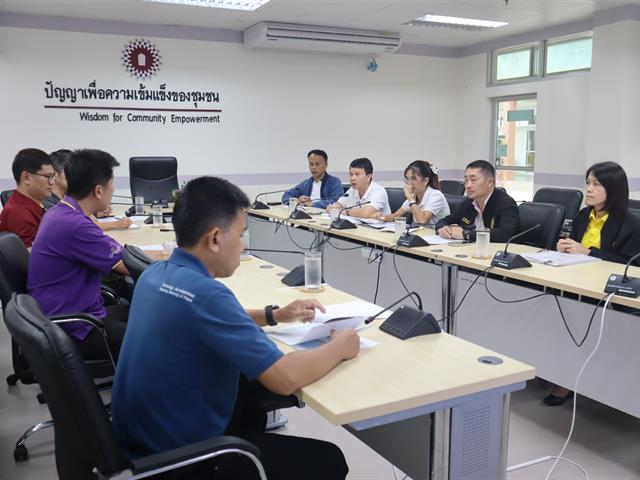เมื่อวันที่ 1 ตุลาคม 2568 ที่ผ่านมา ศูนย์วิจัยและบริการวิชาการวิศวกรรม (RACE) คณะวิศวกรรมศาสตร์ มหาวิทยาลัยพะเยา นำโดย ผู้ช่วยศาสตราจารย์ ดร.เอราวิล ถาวร รองคณบดีฝ่ายวิจัยและบริการวิชาการ และ ผู้ช่วยศาสตราจารย์ ดร.นัทธิ์ธนนท์ พงษ์พานิช รองคณบดีฝ่ายกิจการนิสิตและพัฒนาความร่วมมืออุตสาหกรรม พร้อมด้วยคณาจารย์และครูปฏิบัติการ เข้าร่วมหารือกับ สำนักงานพัฒนาฝีมือแรงงานพะเยา นำโดย นายธวัช สถิรภัทรชัย ผู้อำนวยการสำนักงานพัฒนาฝีมือแรงงานพะเยา และทีมงาน เพื่อวางแผนความร่วมมือในการเปิดการอบรมและทดสอบมาตรฐานฝีมือแรงงาน ให้กับนิสิตและประชาชนทั่วไปในพื้นที่จังหวัดพะเยา โดยมีเป้าหมายเพื่อบูรณาการองค์ความรู้ทางวิศวกรรมเข้ากับมาตรฐานการพัฒนาฝีมือแรงงานระดับประเทศ โดยเฉพาะในสาขาที่เกี่ยวข้องกับเทคโนโลยีและอุตสาหกรรมสมัยใหม่ อันจะช่วยยกระดับสมรรถนะของแรงงานและเพิ่มโอกาสในการประกอบอาชีพให้กับนิสิตของคณะวิศวกรรมศาสตร์ รวมถึงแรงงานในชุมชนรอบมหาวิทยาลัย ซึ่งคณะวิศวกรรมศาสตร์ ได้แลกเปลี่ยนแนวคิดเพื่อพัฒนาแนวทางการจัดหลักสูตรอบรม การใช้ศักยภาพของห้องปฏิบัติการภายในคณะฯ เป็นพื้นที่จัดการทดสอบมาตรฐานฝีมือแรงงาน ตลอดจนการส่งเสริมการรับรองคุณวุฒิวิชาชีพ เพื่อเตรียมความพร้อมของกำลังแรงงานให้ตอบสนองต่อความต้องการของภาคอุตสาหกรรมในอนาคต ความร่วมมือในครั้งนี้นับเป็นอีกหนึ่งก้าวสำคัญของคณะวิศวกรรมศาสตร์ มหาวิทยาลัยพะเยา ในการขับเคลื่อนวิสัยทัศน์ที่ว่า คณะวิศวกรรมศาสตร์ มุ่งเป็นแหล่งเรียนรู้ชั้นนำทางวิศวกรรมเพื่ออุตสาหกรรมและชุมชนควบคู่กับการผลิตบัณฑิตที่มีความรู้ ความสามารถ และมีทักษะที่สอดคล้องกับมาตรฐานวิชาชีพระดับประเทศ