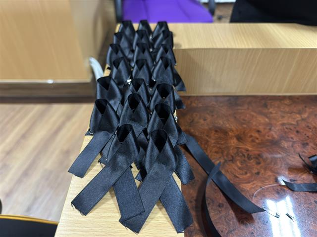 มหาวิทยาลัยพะเยาทำโบว์สีดำไว้อาลัย