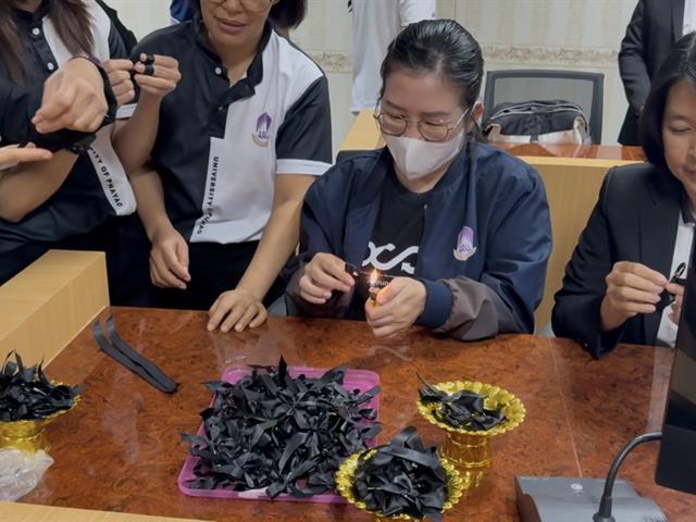 มหาวิทยาลัยพะเยาทำโบว์สีดำไว้อาลัย